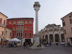 Rovigo, Sule an der Piazza Vittorio Emanuele II.