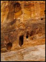 In den Fels gehauene Hhlen und Nischen im Siq, einer Schlucht am Eingang der Felsenstadt Petra.