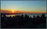 Die Sonne geht am 15.10.2022 ber der English Bay von Vancouver unter, in der zahlreiche Schiffe vor Anker liegen.