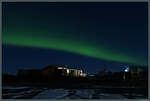 Polarlichter erhellen den Himmel ber einem Wohnhaus der Inuit-Siedlung Kuujjuaq im Norden Kanadas.