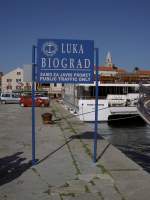 Biograd, Luka Hafen mit Kirche im Hintergrund (03.05.2012)