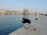 Im Hafen von ZADAR versucht ein Fischer sein Glck; 130421