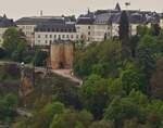 Die Drei Trme, erbaut zwischen dem 12 und 14 Jahrhundert, gehren zur Ringmauer der Stadt Luxemburg, dahinter einen Teil der Oberstadt 04.2024