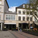 Alte Fassade an der Place d’Armes, (Plss), sogar der Name des hiesigen Platzes in der Stadt Luxemburg, ist an der Huserwand angebracht.