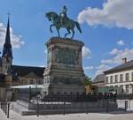 Das Reiterstandbild des Knigs und Groherzogs Wilhelms II, steht auf dem Place Gillaume ll, nahe dem Rathaus in Luxemburg Stadt.