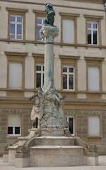 Das Dicks – Lentz Monument, wurde zu Ehren der luxemburgischen Dichter Edmond de la Fontaine (Dicks) und Michel Lentz im Jahr 1903, nahe der Place D’Armes errichtet.