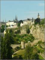 Ansicht der Stadt Luxemburg mit den berresten der Festung und drei Kirchen.
