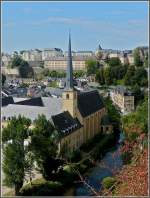 Blick vom Bockfelsen auf den Stadtgrund von Luxemburg mit der Abtei Neumnster und der Sankt Johann Kirche.
