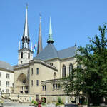 Die Kathedrale unserer lieben Frau von Luxemburg (Kathedral Notre-Dame) wird von den Luxemburgern auch als Mariendom (Mariendoum) bezeichnet.