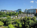 Blick auf die Hauptstadt Luxemburg mit der Unter- und Oberstadt und im Hintergrund moderne Verwaltungsgebude.