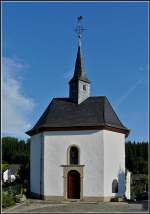 Die kleine Kirche von Lellingen fllt auf durch ihr achteckiges Schiff, an das der Chor angebaut ist.