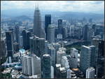Kuala Lumpur, die Hauptstadt Malaysias und zugleich die pulsierende Weltmetropole Sd-Ost-Asiens, die Stadt der Hochhuser und Wolkenkratzer, auf diesem Bereich im stndigen Wettbewerb