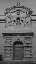 Ein altes Hauptportal an einer Hausfassade irgendwo in Valletta.