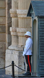 Ein Mitglied der Wache am Gromeisterpalast in Valletta.