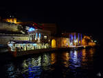 Das Marsamxett Fhrterminal in Valletta bei Nacht.