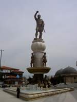 Skopje, Zar Samuil Statue vor dem Daut Pascha Hammam (08.05.2014)
