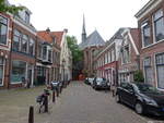 Leeuwarden, Huser am Platz Bij de Put, dahinter Grote oder Jacobijnerkerk, Kirche erbaut im 13.