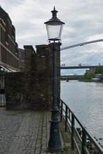 Schne alte Straenlaterne nahe dem Rest der alten Stadtmauer am rechten Flussufer in Maastricht.