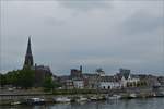 Blick ber die Maas auf die Sint-Martinuskerk in Maastricht und die Uferpromenade an der Maas.