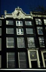 Frhjahr 1990 Amsterdamer Hausfassade die auf die Gracht und den vorbeiflieenden Verkehr herabschaut