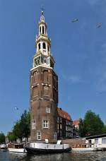 Amsterdam - der  Montelbaanstoren , 1516 als Wachturm erbaut, 1606 umgebaut (aufgesetzte Spitze mit Turmuhr).
