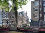 Amsterdam - Herengracht mit den in Amsterdam blichen alten schiefen Wohnbauten - 23.07.2013