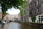 Blick auf den Kanal Grimburgwal in Amsterdam.