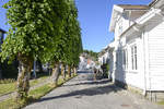 Stadtbild mit weien Husern in der Norwegischen Kleinstadt Mandal.