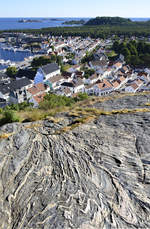 Blick ber die Stadt Mandal, die sdlichste Stadt Norwegens.