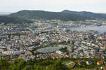 Blick vom Flyen auf Bergen, die mit 279.000 Einwohnern (Stand 2017) die zweitgrte Stadt Norwegens ist.