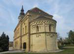 Schngrabern, romanische Pfarrkirche Unsere Lieben Frau, erbaut ab 1210, neuer Turm von 1791, Apsis mit reichhaltigem Figurenschmuck der als steinerne Bibel bezeichnet wird (19.04.2014)