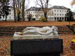 Kriegerdenkmal, zum Gedenken an die Gefallenen whrend der beiden Weltkriegen, ist eines von 36 denkmalgeschtzen Objekten der Bezirkstadt Ried i.I.; 121111