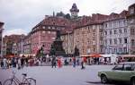 Hauptplatz in Graz mit dem Schlossberg und dem Uhrturm im Hintergrund.