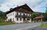 Seine Bltezeit hinter sich hat der ehemalige Gasthof Bockern an der B 170 im gleichnamigen Ortsteil der Tiroler Gemeinde Kirchberg in der Nhe von Kitzbhel.
