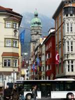 Im Hintergrund dieser Seitenstrae sieht man den Stadtturm von Innsbruck.