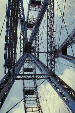 Wien, Blick von unten in die filigrane Eisenkonstruktion des 65m hohen Riesenrades im Prater, Scan von einem 1986 gemachten Dia, Mrz 2012