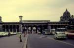 Wien im Juli 1975: usseres Burgtor vom Heldenplatz gesehen.