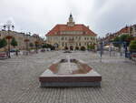 Olsztynek / Hohenstein, Rathaus und Brunnen am Rynek Platz (05.08.2021)
