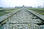 Haupttor und Eisenbahn zum Vernichtungslager Auschwitz-Birkenau.