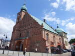 Sieradz, Pfarrkirche Allerheiligen, sptgotische Hallenkirche, erbaut um 1370, Kirchturm von 1585 (13.06.2021)