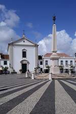 VILA REAL DE SANTO ANTNIO, 22.03.2022, der Obelisk auf der Praa Marqus de Pombal; links davon die Igreja de Nossa Senhora da Encarnao