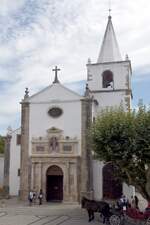 BIDOS (Concelho de bidos), 19.08.2019, Blick von der Rua Direita auf die Igreja de So Tiago