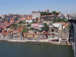 Blick vom Stadtteil Vila Nova de Gaia ber den Flu Douro auf das Centrum von Porto, rechts die Dom-Luis-Hochbrcke.