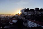 Sonnenuntergang hinter dem barocken Bischofspalast (Pao Episcopal do Porto) in Porto.