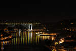 Nchtlicher Blick ber den Fluss Douro.