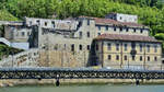 Blick ber den Douro auf die Ruinen einer alten Fabrik, daran angegliedert das verlassene Herrenhaus Casa do Cais Novo in Porto.