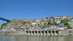 Das nrdliche Ufer am Fluss Douro in Porto.