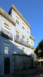 An diese mit blauen Azulejos geschmckten Hausfassade ist der Olivenbrunnen (Fonte das Oliveiras) zu finden.