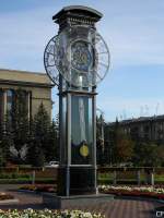 Eine Uhr am Platz der Revolution in Krasnojarsk.
