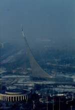 Blick auf das Raumfahrtdenkmal  Fr die Eroberer des Weltraums  an einem kalten Wintertag im November 1984